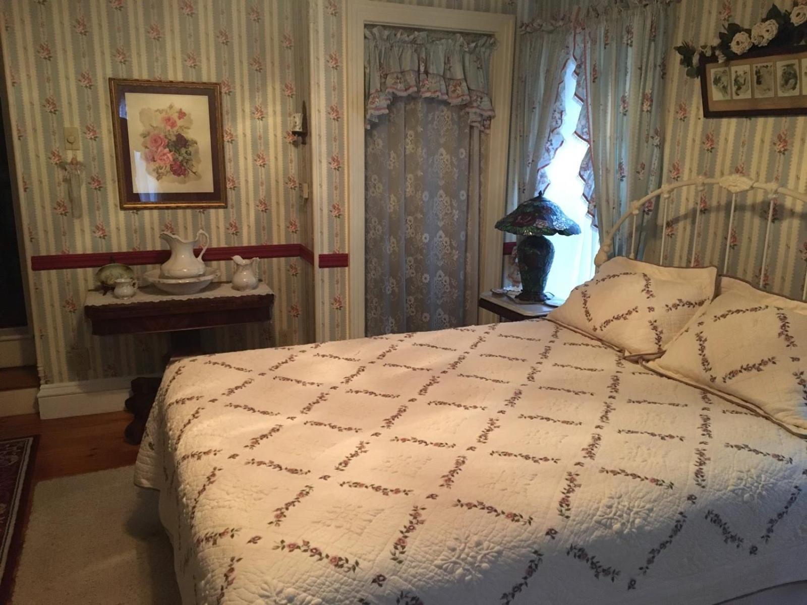 Raindrops On Roses Bed & Breakfast Herkimer Exterior foto